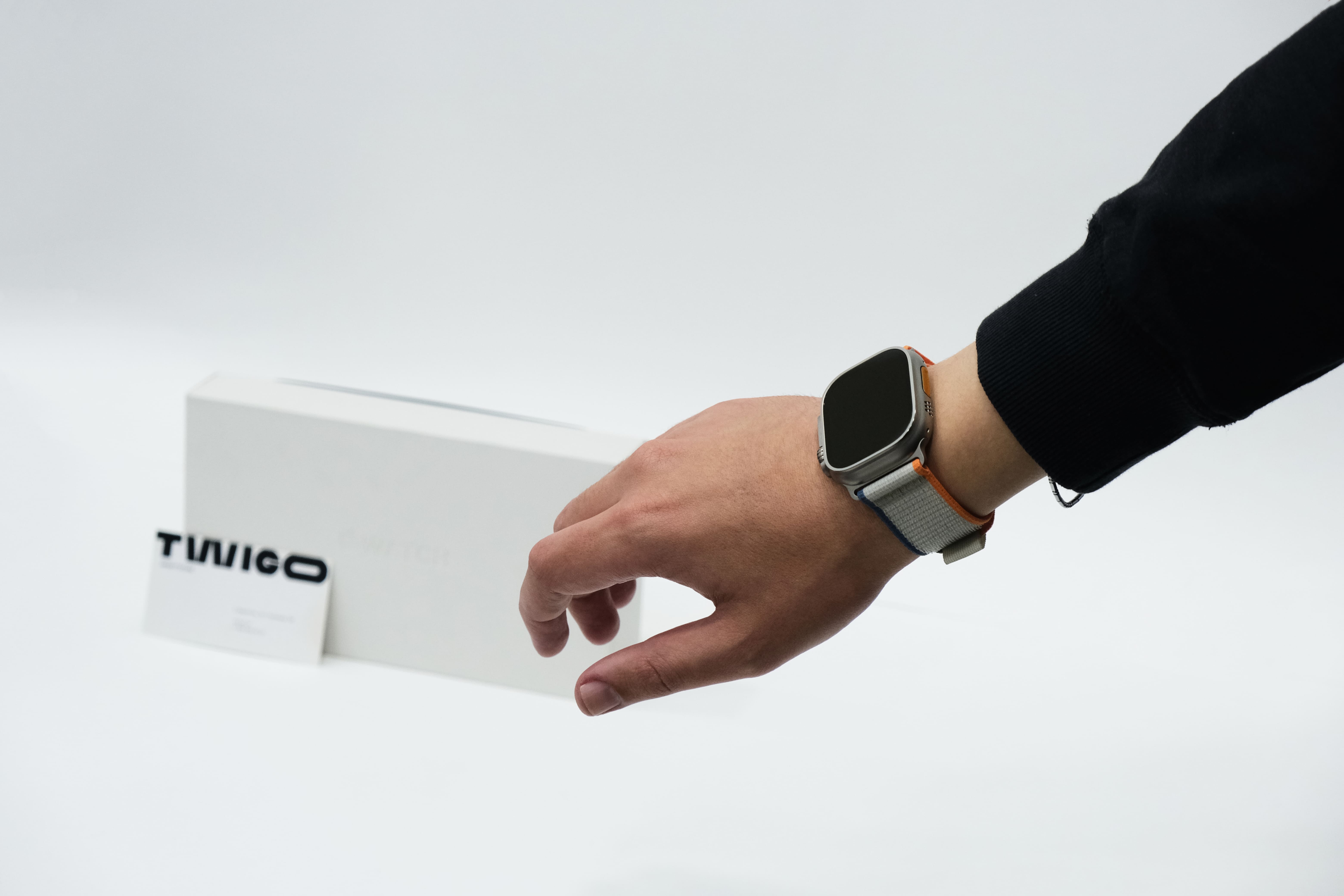 Apple Watch Ultra 2 GPS + Cellular, 49 мм, корпус из титана, ремешок Trail оранжевого/бежевого цвета