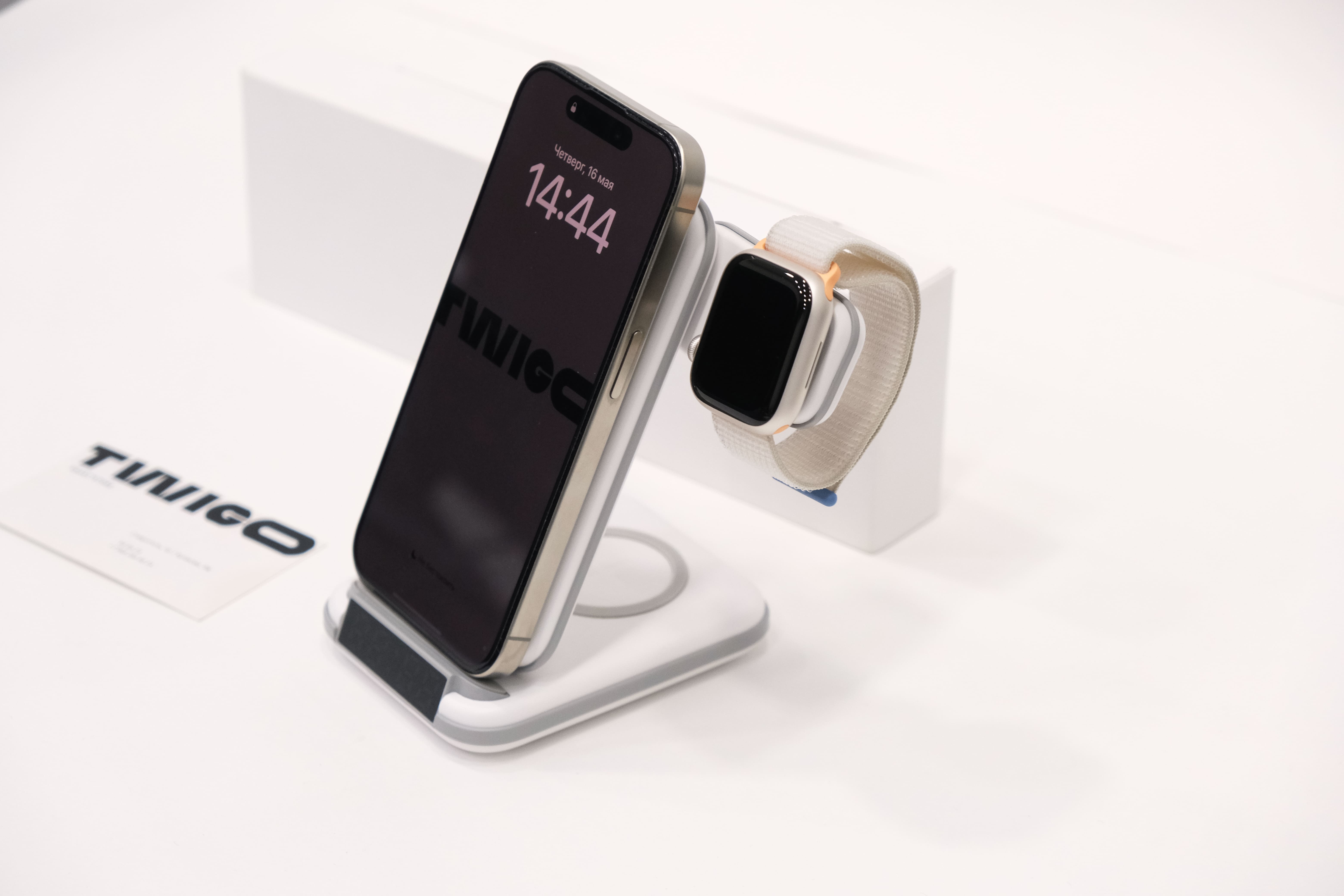 Apple Watch SE (2023), 44 мм, корпус из алюминия цвета «сияющая звезда», спортивный ремешок Loop «сияющая звезда»